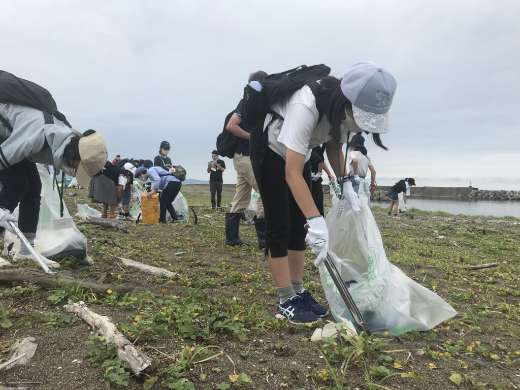 海ごみゼロへ日本海で小中学生が海洋ごみ調査