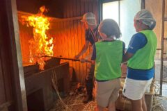 海と森のつながりを学ぶ3日間　『信州カツオ調査隊』　レポート⑥カツオの藁(わら)焼きにも挑戦！　食べると…「モチモチしていて、おいしい！」