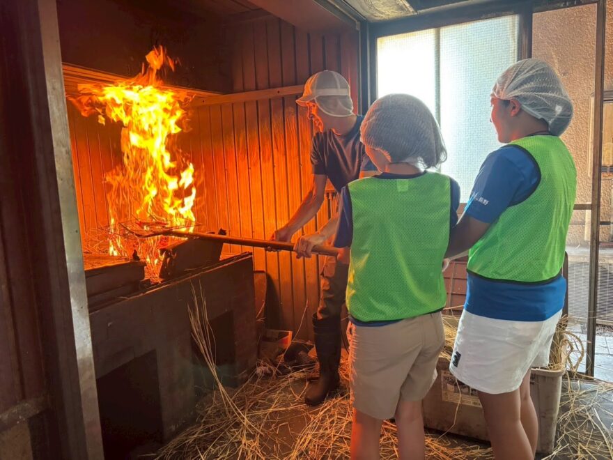 海と森のつながりを学ぶ3日間　『信州カツオ調査隊』　レポート⑥カツオの藁(わら)焼きにも挑戦！　食べると…「モチモチしていて、おいしい！」