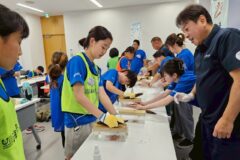 海と森のつながりを学ぶ3日間　『信州カツオ調査隊』　レポート⑤削り器に苦戦⁉ 削りたての鰹節の香りと味を確かめる