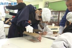 鰹節でつながる長野と静岡①　焼津の鰹節組合が長野市で食育授業　「長野県産の薪(まき）でいぶした鰹節を知ってほしい」