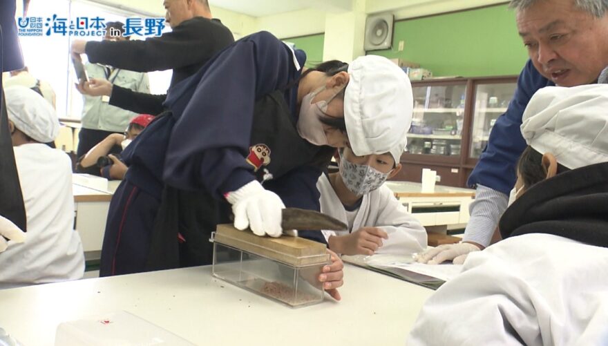 鰹節でつながる長野と静岡①　焼津の鰹節組合が長野市で食育授業　「長野県産の薪(まき）でいぶした鰹節を知ってほしい」