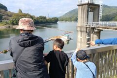 諏訪湖から海ごみゼロへ③岡谷こどもエコクラブ　中流域のダム湖へ　管理事務所がたまったごみを撤去