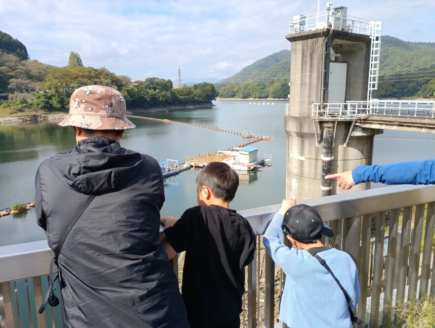 諏訪湖から海ごみゼロへ③岡谷こどもエコクラブ　中流域のダム湖へ　管理事務所がたまったごみを撤去