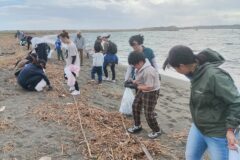 諏訪湖から海ごみゼロへ④岡谷こどもエコクラブ　いよいよ相模川の河口　岸に打ち寄せられたごみ…30分ほどで20キロのごみを回収